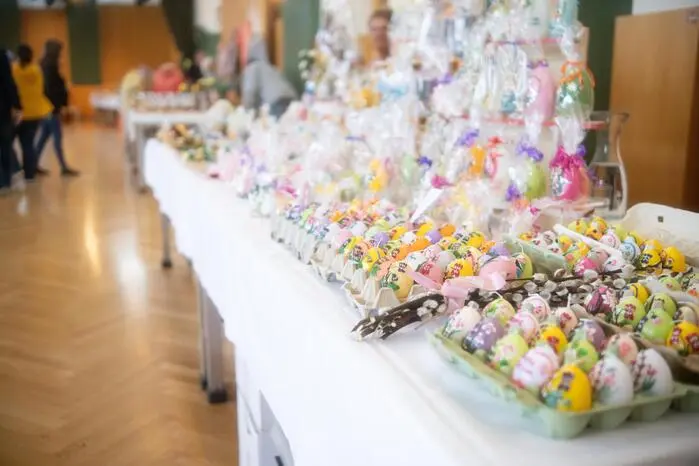 In geselliger Atmosphäre wurde geplaudert, gelacht und die Gäste konnten sich bei Kuchen und Kaffee stärken. Die entspannte und ausgelassene Stimmung machte die Ausstellung zu einem besonderen Erlebnis, das nicht nur Kunstfreunde, sondern auch Genießer begeisterte.