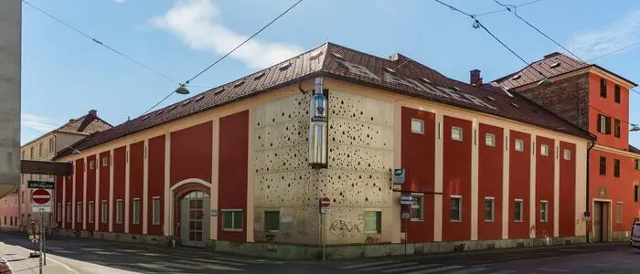Das Bild zeigt die Fassade der alten Destillerie