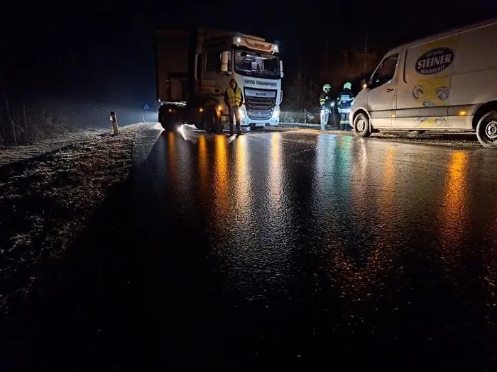 Die Freiwillige Feuerwehr Dobl bei einem Einsatz in der Nacht wegen eines hängengebliebenen Lkws