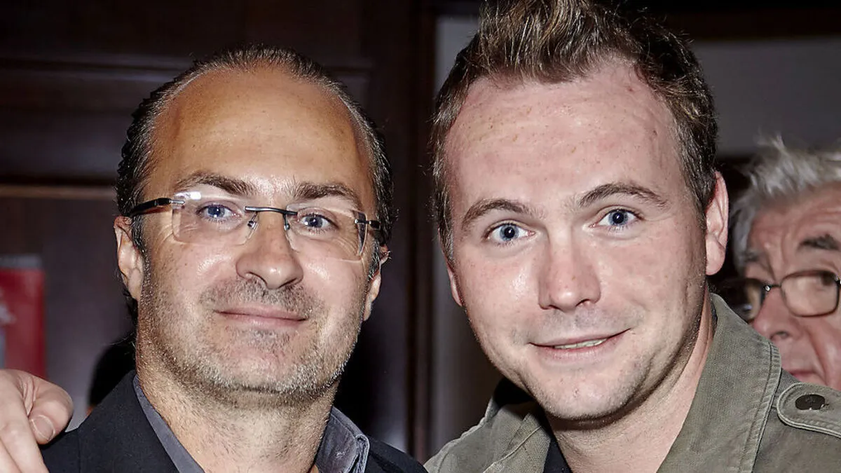 Georg Hoanzl (links) mit Kabarettist Thomas Stipsits