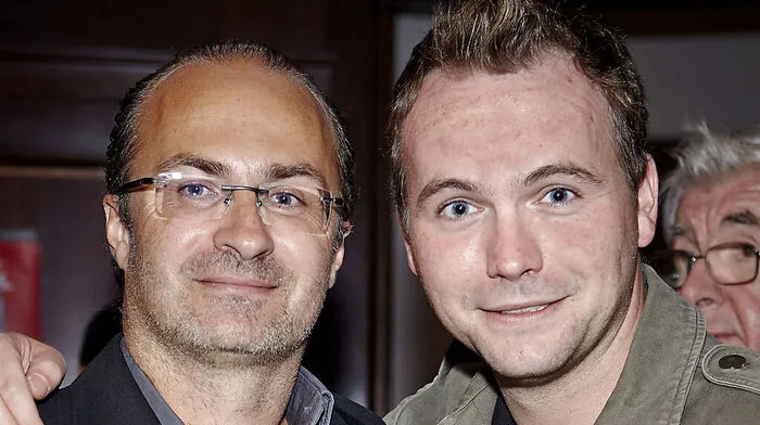 Georg Hoanzl (links) mit Kabarettist Thomas Stipsits