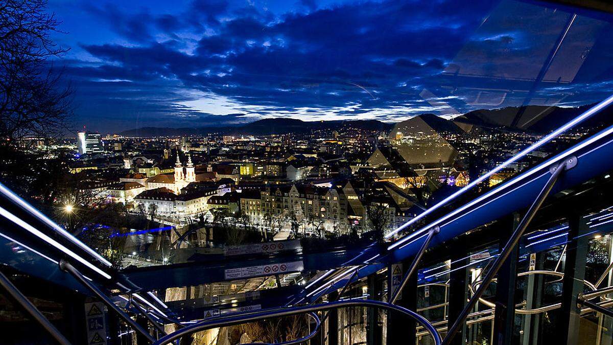 Der Blick auf Graz aus der Schloßbergbahn heraus