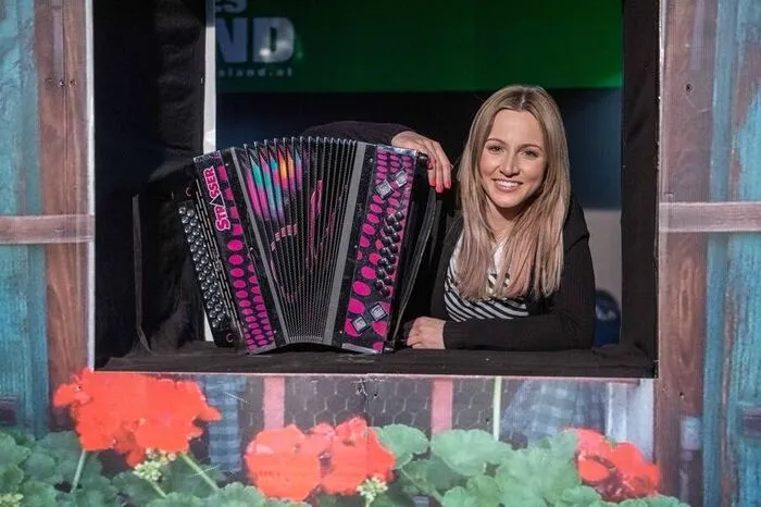 Auch der Schlager hat seinen Platz auf der Insel: Neben Marco Ventre hat auch der "Kärntner Schlagerwirbelwind" Melissa Naschenweng (Bild) ihren Auftritt.