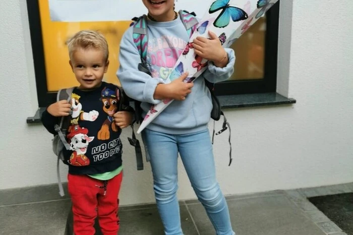 Nahla ist stolze Schulanfängerin und besucht die Volksschule Pischelsdorf am Kulm. Ihr Bruder Jannik begann zeitgleich mit der Kinderkrippe. Laden sie hier Ihr Taferlklasslerfoto hoch.