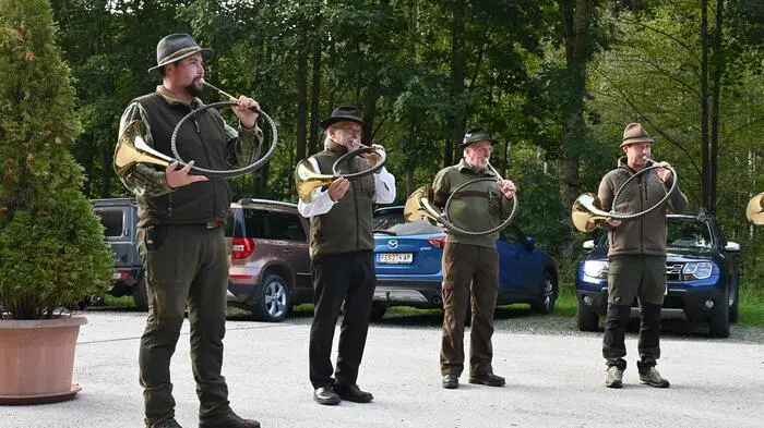 Jagdhornbläser Diana Sirnitz unter der Leitung von Albert Zitterer und die Jagdhornbläser Hahnberg Steuerberg -Obmann Hermann Stich.