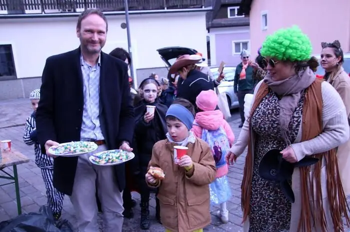 Unter der Leitung von Direktorin Susanne Mayer mit ihrem Lehrkörper zogen die 50 Mädchen und Buben lustig maskiert durch das Dorf.
