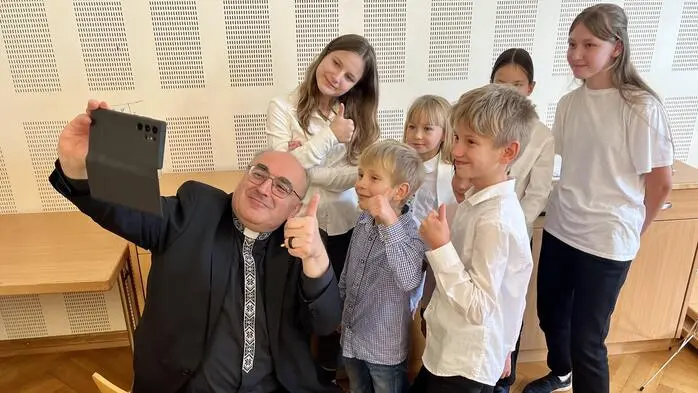 Ein Selfie mit dem Bischof – Daumen hoch!