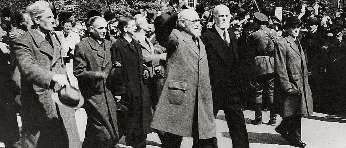 Die provisorische Regierung Renner, begleitet vom neuen Wiener Bürgermeister Theodor Körner, nach der Proklamation der Unabhängigkeit Österreichs