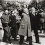 Die provisorische Regierung Renner, begleitet vom neuen Wiener Bürgermeister Theodor Körner, nach der Proklamation der Unabhängigkeit Österreichs