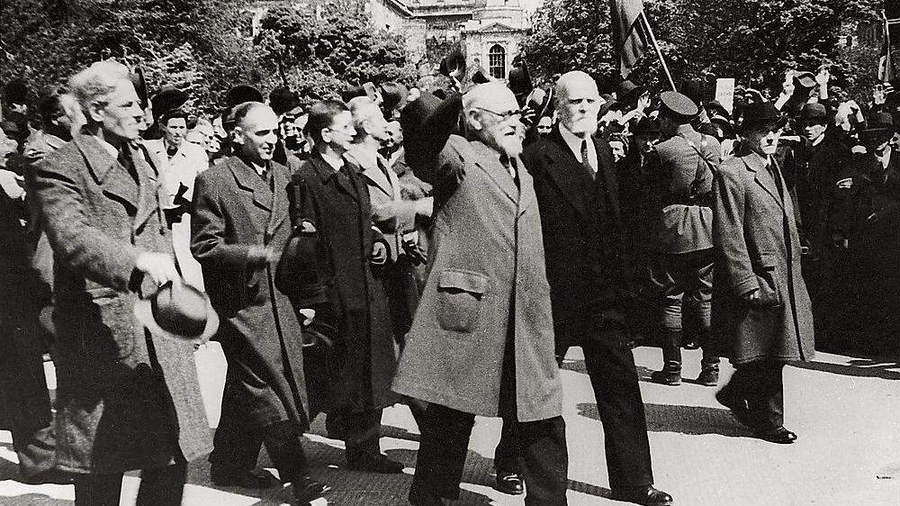 Die provisorische Regierung Renner, begleitet vom neuen Wiener Bürgermeister Theodor Körner, nach der Proklamation der Unabhängigkeit Österreichs