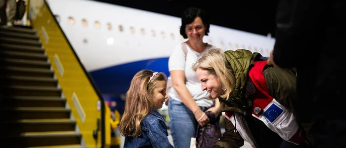 Außenministerin Beate Meinl-Reisinger begrüßte Mittwochabend die Österreicher, die mit einem vom Außenministerium organisierten Evakuierungsflug aus Maskat am Flughafen Wien-Schwechat ankamen.