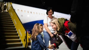 Außenministerin Beate Meinl-Reisinger begrüßte Mittwochabend die Österreicher, die mit einem vom Außenministerium organisierten Evakuierungsflug aus Maskat am Flughafen Wien-Schwechat ankamen.