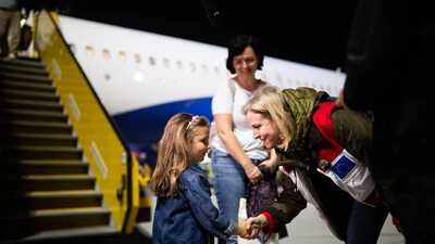 Außenministerin Beate Meinl-Reisinger begrüßte Mittwochabend die Österreicher, die mit einem vom Außenministerium organisierten Evakuierungsflug aus Maskat am Flughafen Wien-Schwechat ankamen.