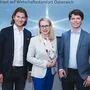 Valentin Stalf (links) und Österreich-Geschäftsführer von N26 Georg Hauer (rechts) mit der ehemaligen Wirtschaftsministerin Schramböck bei der Präsentation der Österreich-Pläne im April
