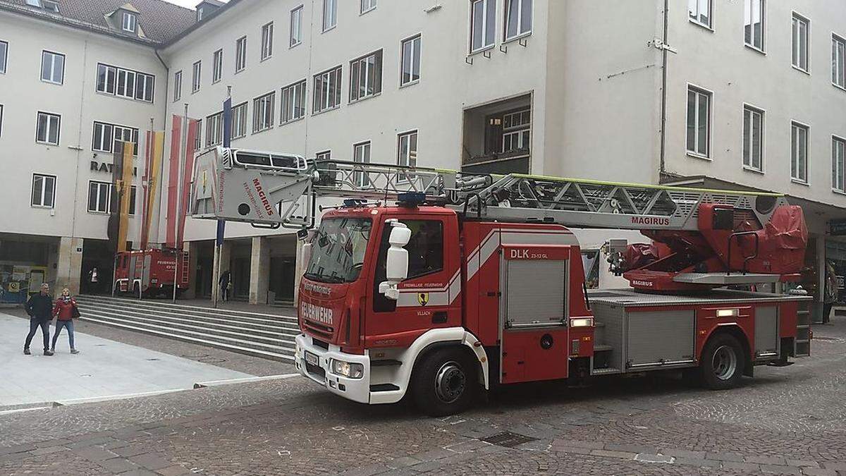 Mit zwei Wagen rückte die Feuerwehr zum Rathaus aus