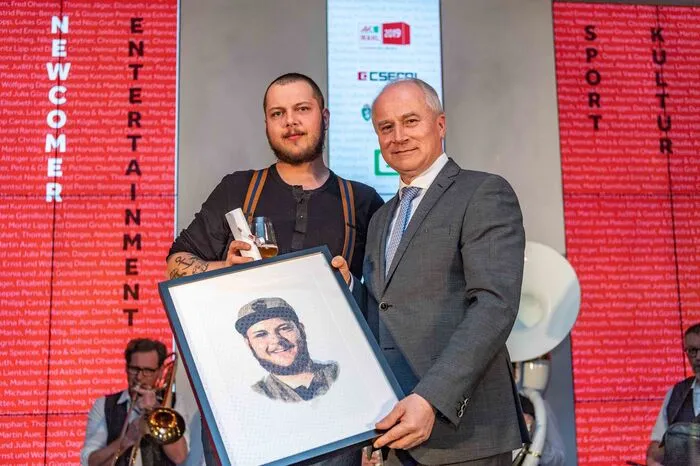 Philipp Carstanjen überzeugte die meisten Leser mit seinem neuem Craft-Bier-Lokal "The Thirsty Heart" in der Kategorie "Newcomer" mit Landesrat Johann Seitinger. Gesponsert wurde diese Kategorie vom Land Steiermark.