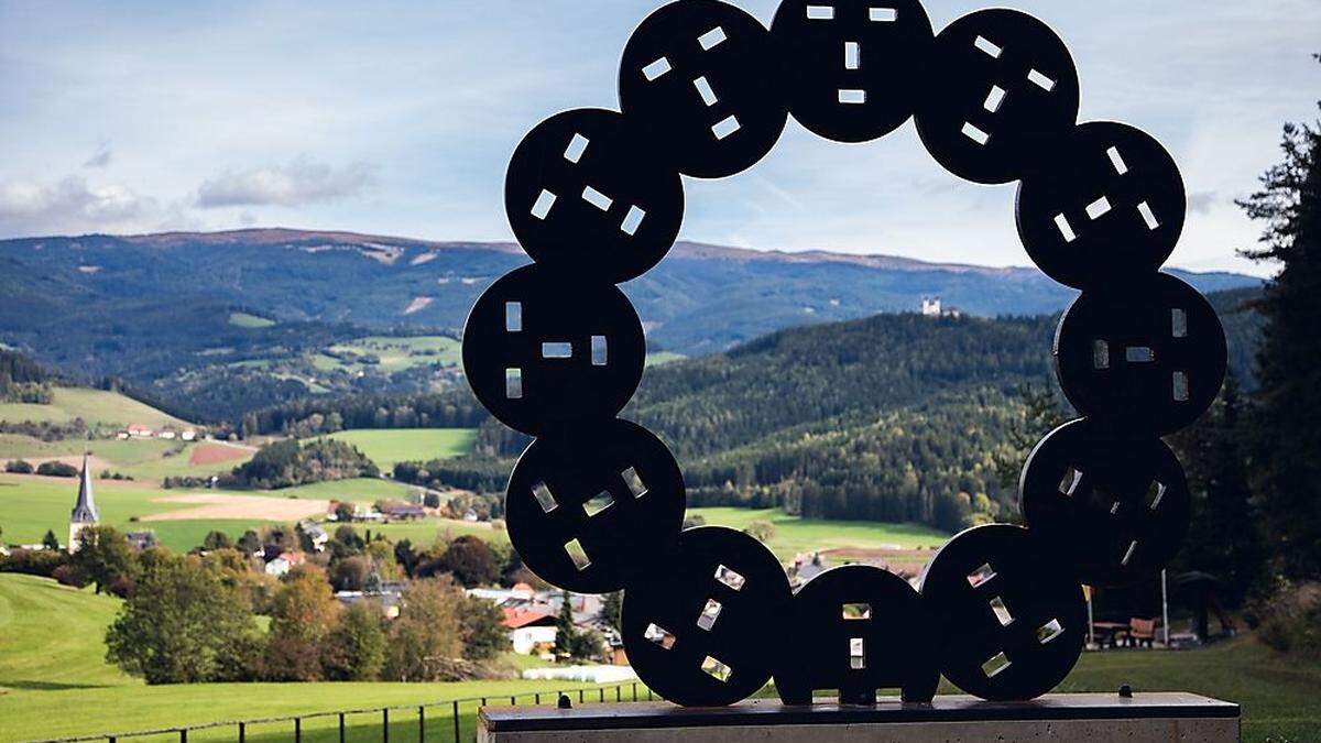 Landschaftsfenster von Werner Hofmeister in Guttaring mit Blick auf Maria Hilf 