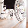 Mann, der auf den Rollstuhl angewiesen ist und in einem Heim lebt, klagte das Land Kärnten