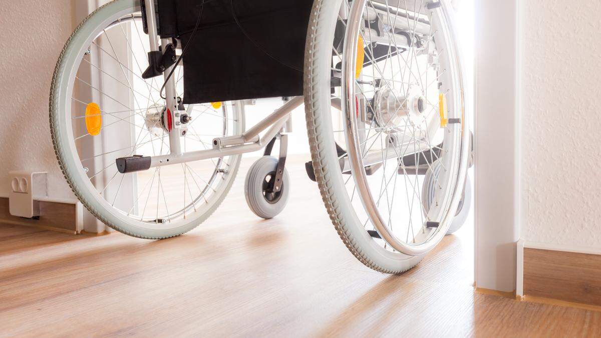 Mann, der auf den Rollstuhl angewiesen ist und in einem Heim lebt, klagte das Land Kärnten