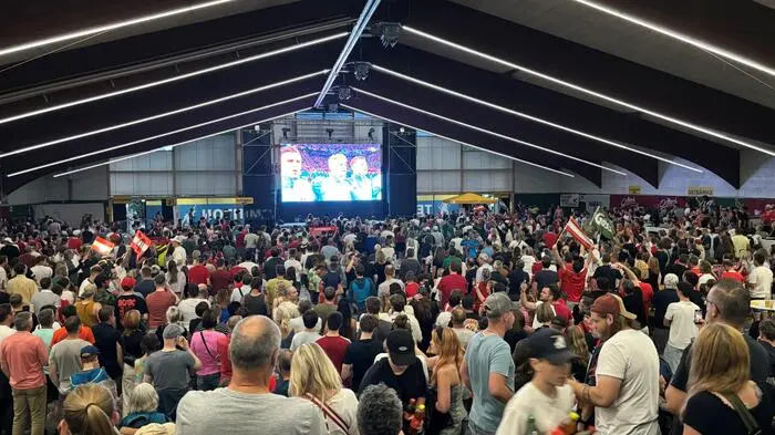 2000 Besucher dürfen zum Public Viewing in die Tennishalle in Nußdorf-Debant