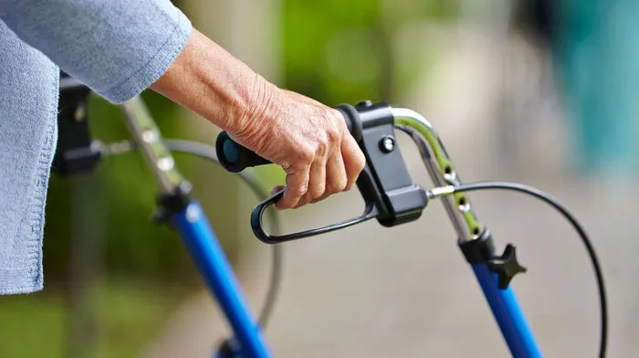 Themenbild: Frau mit Rollator