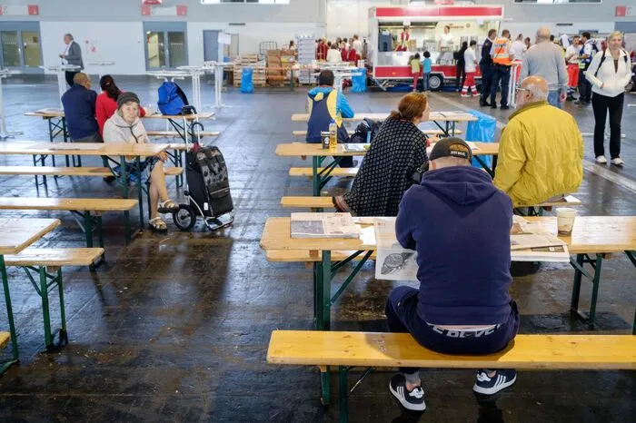 In der Messehalle gibt es Feldbetten, auf denen sie kurz ausruhen können. Welche Auswirkungen die Verzögerungen auf ihre Einsatzpläne haben werden, ist aber noch nicht klar. Für einige Teams sind keine Ablösungen vorgesehen.