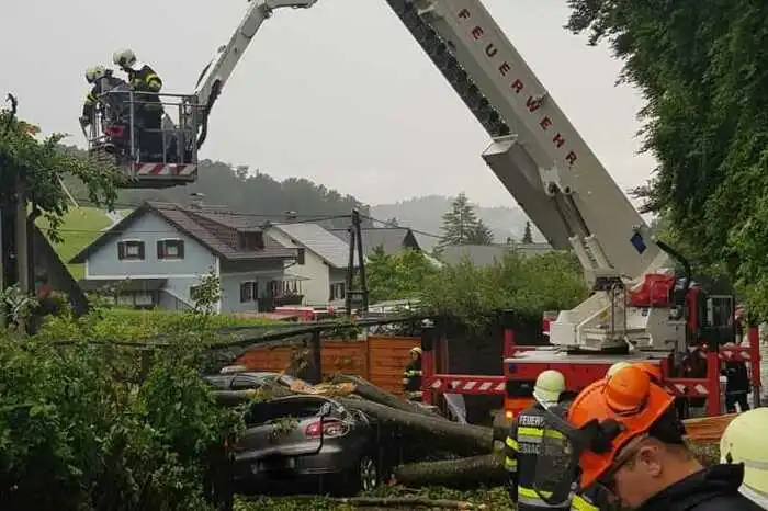 Dabei dürfte laut Einsatzkräften ein Schaden im sechsstelligen Euro-Bereich angerichtet worden sein.