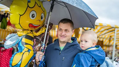 Mit bester Stimmung trotzen die Besucher am Eröffnungstag dem schlechten Wetter