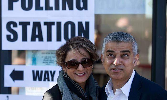 Sadiq Khan und seine Frau Saadiya auf dem Weg zum Wahllokal