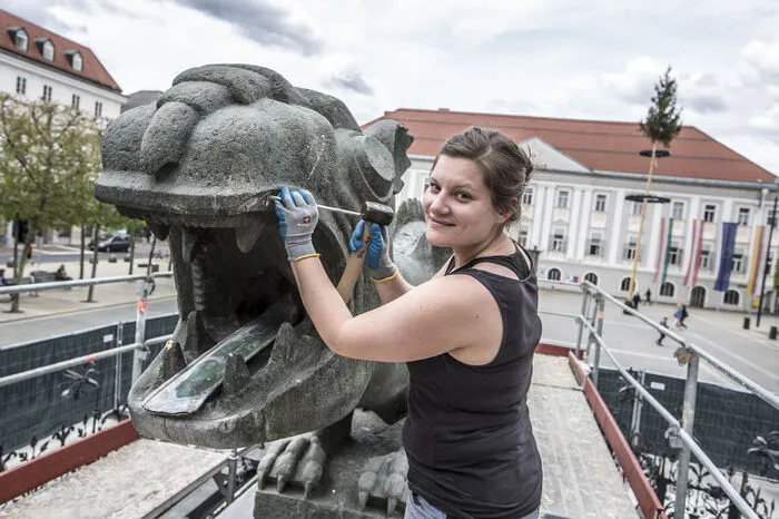 Andrea Hackls Feingefühl ist bei den Ausbesserungsarbeiten am Maul des Lindwurms gefragt.