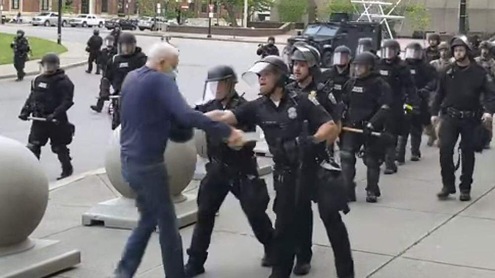 75-Jährigen zu Boden gestoßen - Zwei US-Polizisten suspendiert