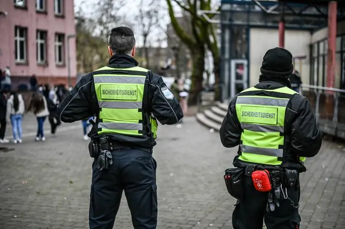 Sicherheitsdienst Grillo Gesamtschule *** NUR F?R REDAKTIONELLE ZWECKE *** EDITORIAL USE ONLY ***<p>Zwei Sicherheitsleute der Firma Octeo stehen auf dem Schulhof der Grillo-Gesamtschule, am Donnerstag den 16. M?rz 2023 in Duisburg-Marxloh. Die Sicherheitsleute sollen verhindern das sich schulfremde Menschen auf dem leicht zug?nglichen Schulgel?nde aufhalten. Deutschland Nordrhein-Westfalen Duisburg Copyright: LarsxFr?hlich *** Security Service Grillo Comprehensive School FOR EDITORIAL PURPOSES ONLY EDITORIAL USE ONLY p Two security guards of the company Octeo stand on the schoolyard of the Grillo Comprehensive School, on Thursday March 16, 2023 in Duisburg Marxloh The security guards are to prevent that people from outside the school a Copyright: LarsxFr?hlich doc7pcwlbogt84xcxh7aqt ,EDITORIAL USE ONLY
