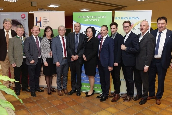Die Schulleiter Helga Schöller (HLW), Johannes Steinbauer (BAfEP), Reinhard Pöllabauer (BG/BRG/BORG) und Fritz Pack (HAK) mit Festredner Konrad Paul Liessmann und prominenten Gästen.