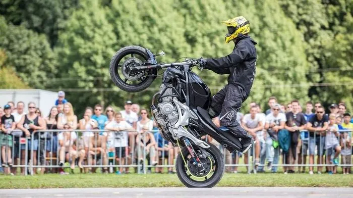 Der Suzuki Stunt- und Werksfahrer Dominik Csauth heizte dem Publikum auf der 402 Meter langen Flug- und Landebahn in Nikolsdorf mit seinen waghalsigen Tricks ordentlich ein