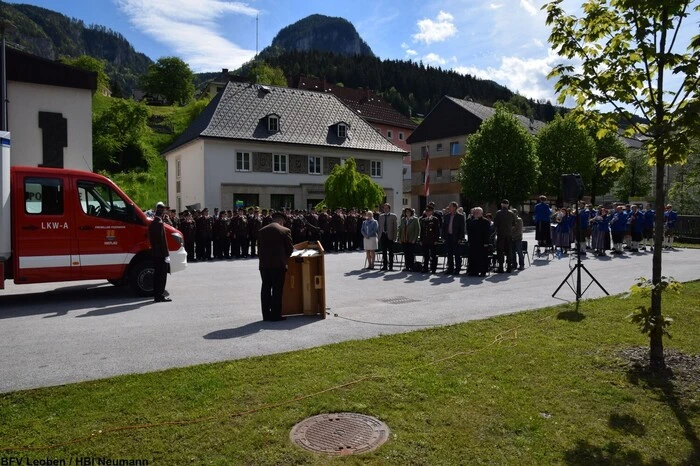 Kommandant Arnold Neuhauser konnte zahlreiche Ehrengäste begrüßen. Darunter waren unter anderem LAbg. Helga Ahrer, Pfarrer Anton Reinprecht, Pfarrverband Eisenerz, Hieflau und Radmer, Bürgermeister Bernhard Moser (Landl), Bürgermeister Ludwig Gottsbacher Radmer,  Bereichsfeuerwehrkommandant-Stellvertreter Johann Diethart, Vizebürgermeister Franz Johannes Mayer (Landl) und Oberstleutnant Johannes Kernmayer (Kommandant der Munitionslagerabteilung Hieflau).  