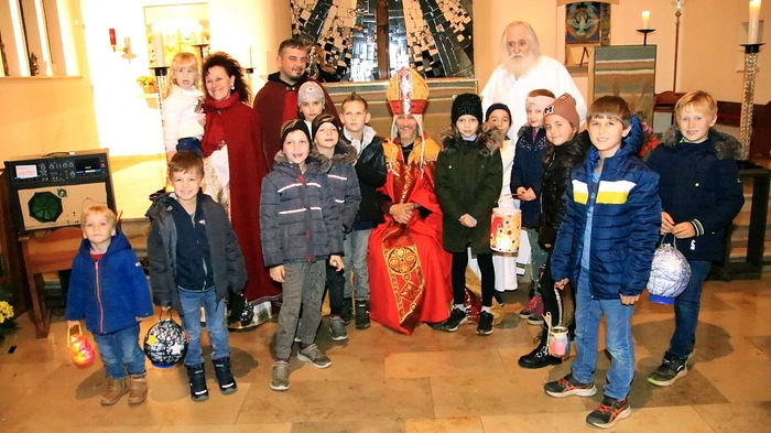 Wolfgang Schnidar erzählte die Geschichte vom heiligen Martin, im stimmungsvollen Ambiente der Barbarakirche stellten Sieglinde und Andreas Gmoser von der Ritterschaft in prächtigen Gewändern gemeinsam mit den Kindern die Erzählung über den Heiligen in beeindruckender Weise nach. 