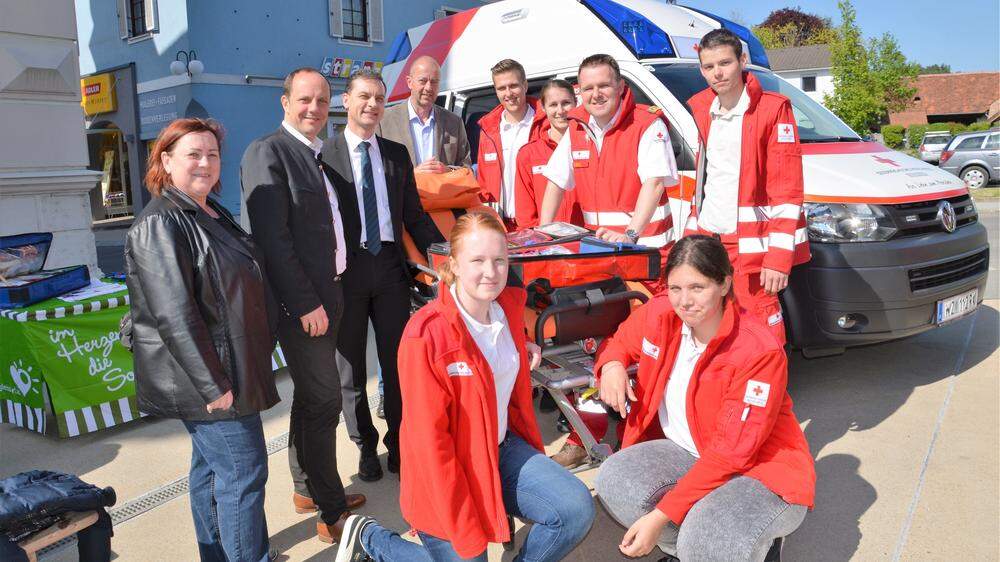 Sieglinde Krautstingl, Christoph Stark, Wolfgang Dolesch und Robert Schmierdorfer mit freiwilligen Mitarbeitern vom Roten Kreuz Gleisdorf