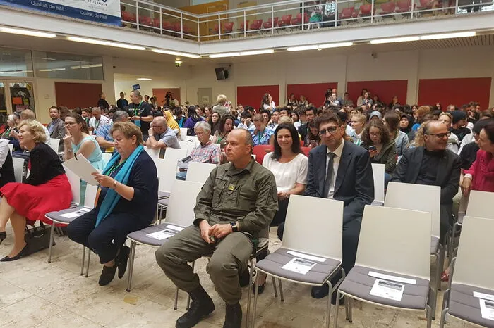 Seit 1986 vereint die unabhängige Organisation Jugendliche aus 50 Ländern, einmal im Jahr trifft man sich zur einwöchigen Umweltkonferenz.