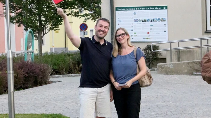 Was die heimischen Fußballfans schon vorher befürchteten: Die Österreicher werden vor den Italienern in die Knie gehen. 