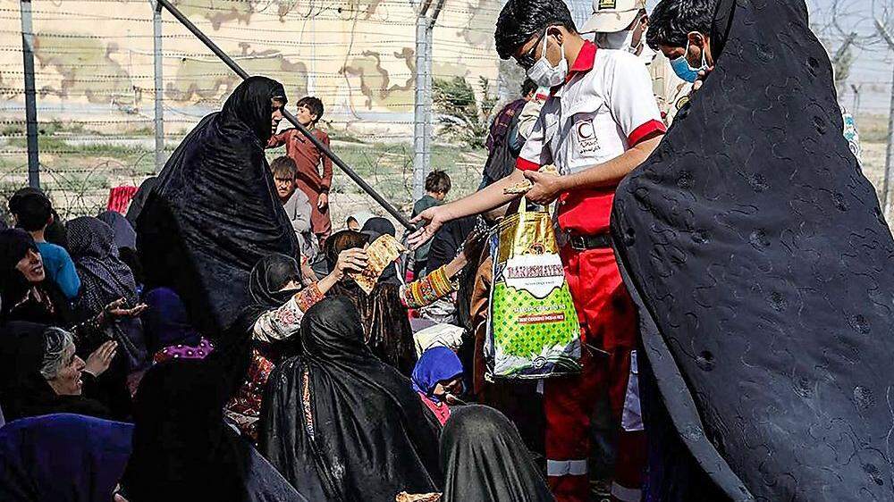 Afghanische Flüchtlinge an der Grenze zum Iran, Helfer vom Roten Halbmond