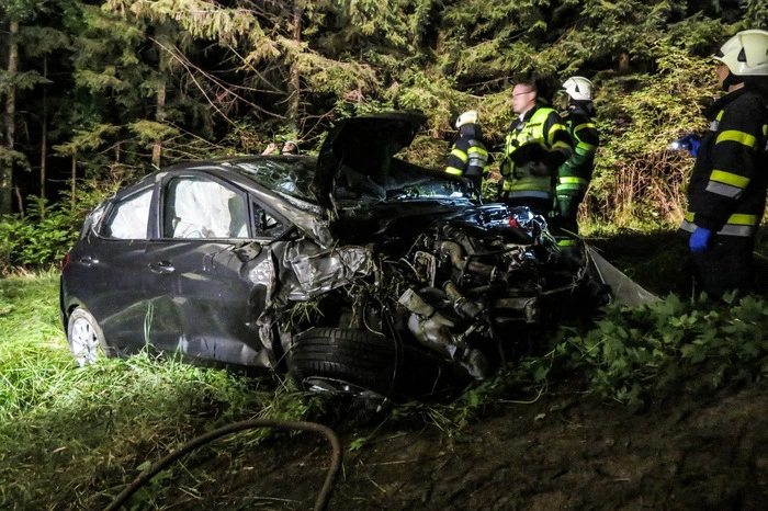 Die Lenkerin und ihre Beifahrerin wurden unbestimmten Grades verletzt, durch das Notarztteam erstversorgt und danach ins LKH Graz gebracht.