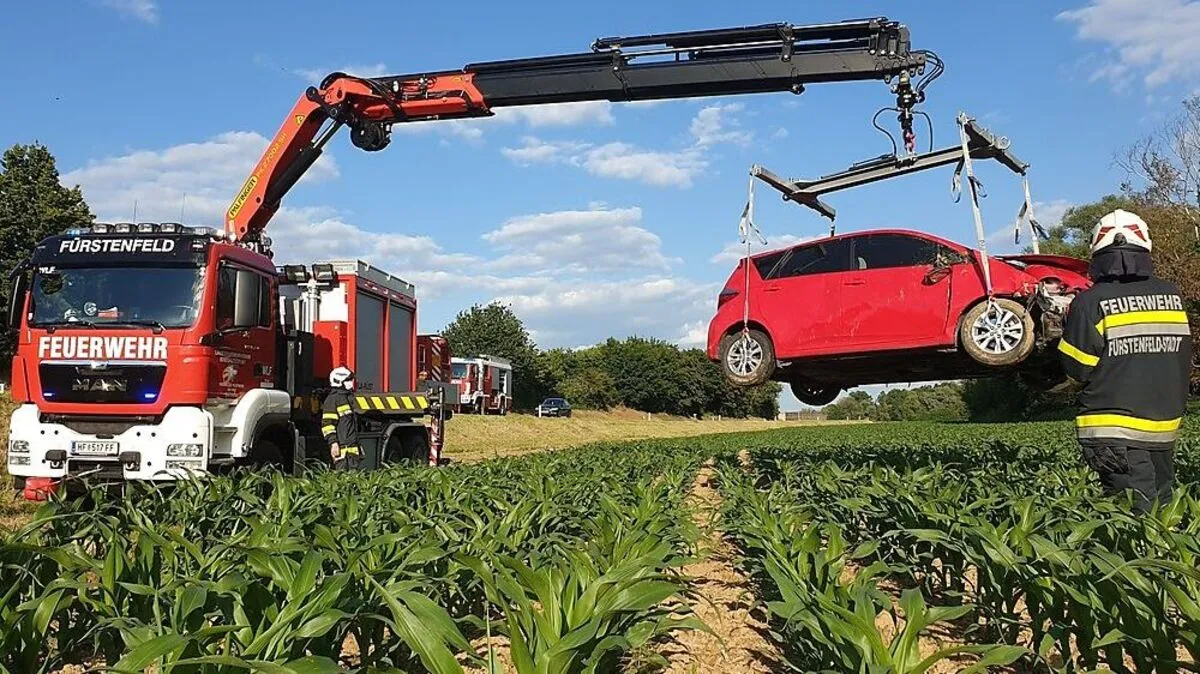 Der Pkw wurde mittels Ladekran aus dem Maisacker gehoben