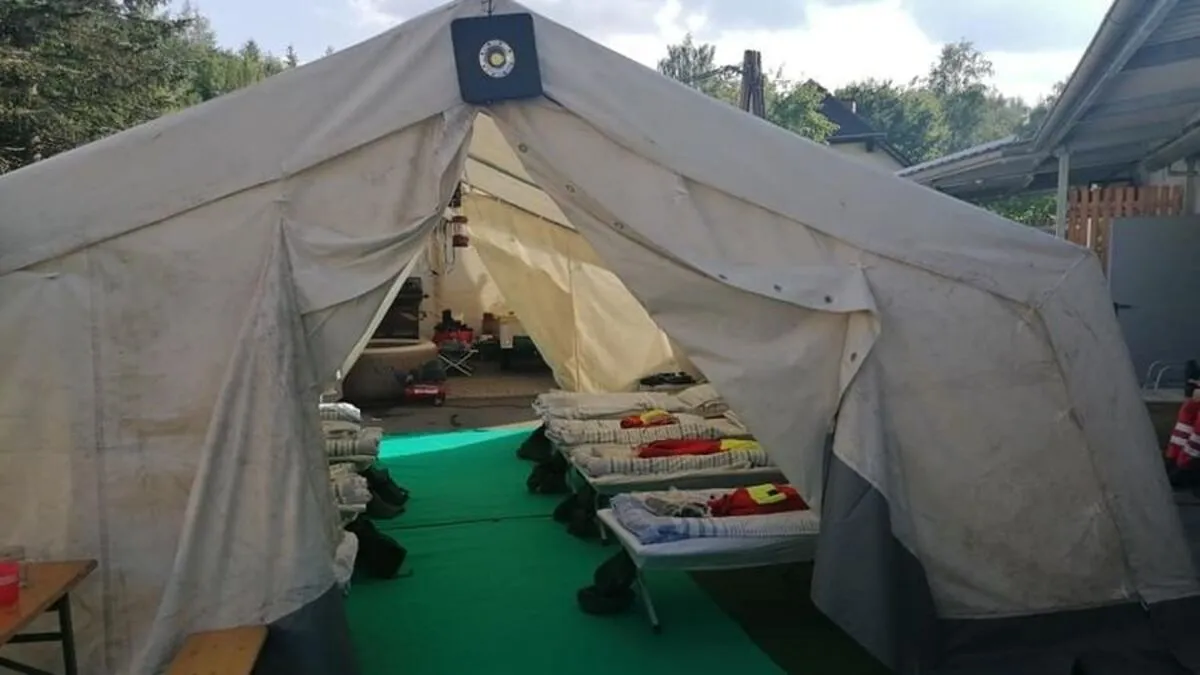 Der Samariterbund hat für den Notfall zwei Zelte mit Feldbetten nach Ratten gebracht.