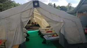 Der Samariterbund hat für den Notfall zwei Zelte mit Feldbetten nach Ratten gebracht.