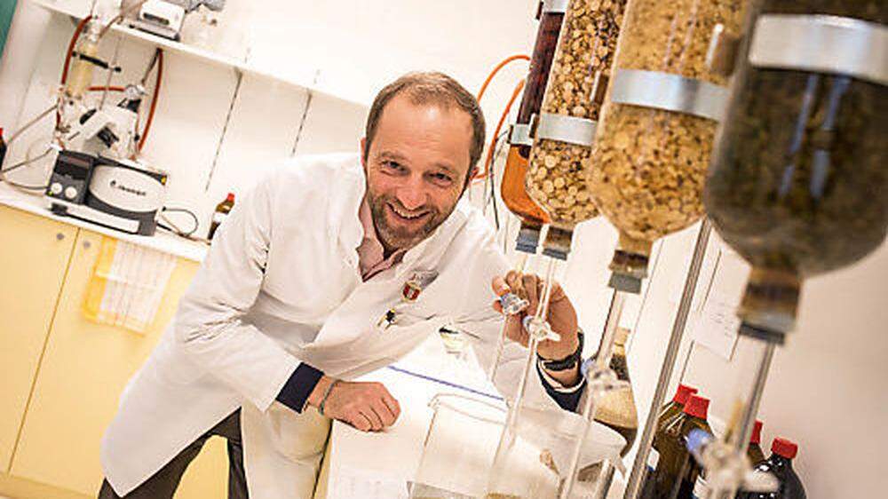 Hans Bachitsch bei der Herstellung von Flüssigextrakten, das Handwerk dafür hat er im Pharmaziestudium gelernt