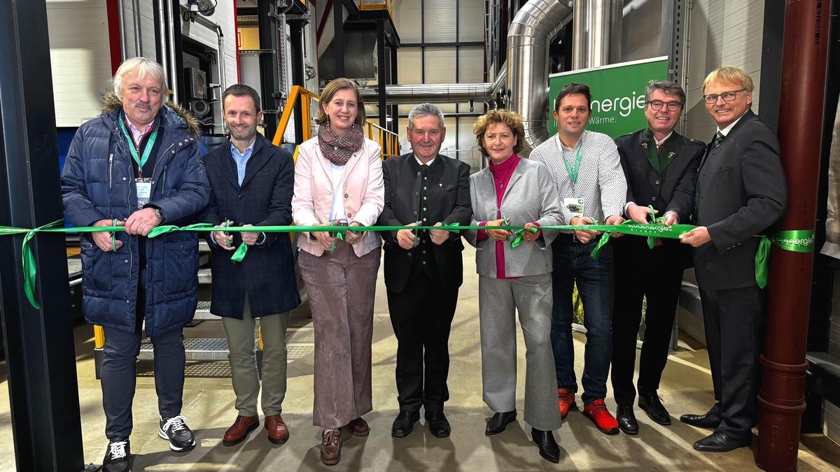 Bei der feierlichen Eröffnung des Bioenergie-Heizwerks in Lannach waren unter anderem Landesrätin Barbara Eibinger-Miedl 3. v.l.), Landesrätin Ursula Lackner (4. v.r.) und Bürgermeister Josef Niggas (4. v.l.) anwesend