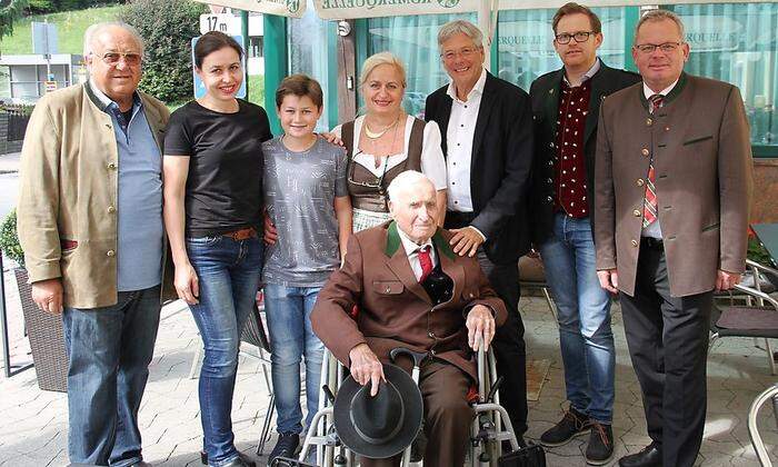 Jubilar Siegfried Kulterer im Kreise der Familie und mit Gratulanten Kaiser und Köchl 