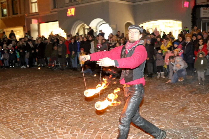 Aber auch die Feuershow am Unteren Platz zog viele Besucher an. 