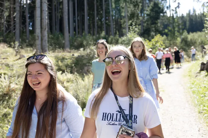 Zudem wurde zu einer gemeinsamen Wanderung auf dem Märchenweg und gemütlichem Zusammensitzen geladen