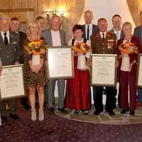 Markus Tönig, Margarete Kleinlercher, Egon Kleinlercher, Altbürgermeister Hubert Jesacher, Ingrid Hafele, Ehrenbürger Ottokar Widemair, Dietmar Hafele, Lydia Grimm, Ingo Hafele, Ehrenringträger Josef Grimm, Vizebürgermeister Manuel Passler, Elisabeth Ladstätter, Markus Stotter, Ehrenringträger Rudolf Ladstätter und Bezirkshauptfrau Bettina Heinricher